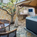 Em Villa *